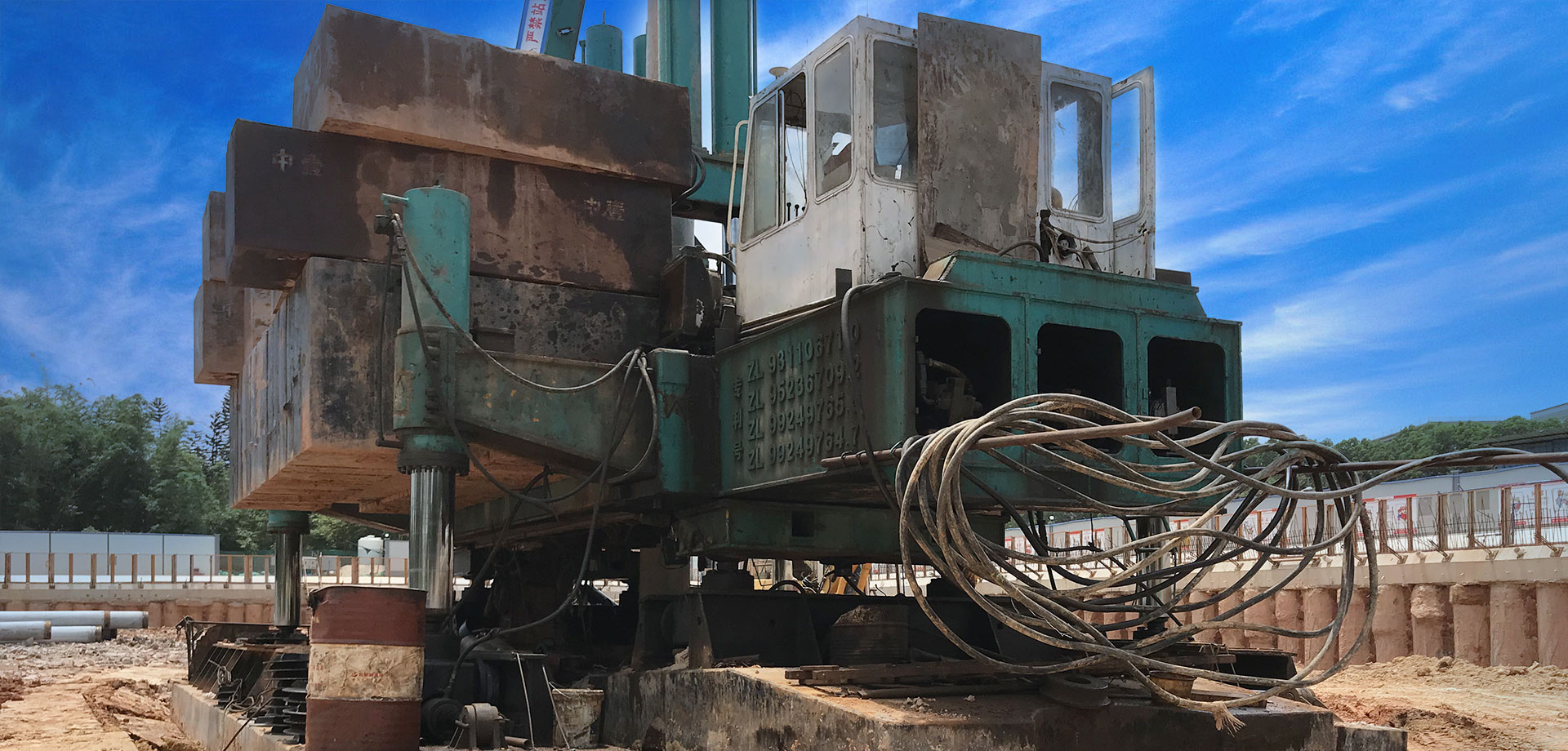 升級鋪路鋼板箱，無需鋪墊磚渣，1小時鋪設出工程車道，按需鋪設，方便環保。